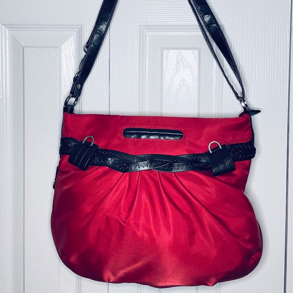 TRAVELON CONVERTIBLE CROSSBODY RED SHOULDER HOBO BAG ZIPPED SEARCH LIGHT